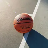 Мяч баскетбольный женский Spalding TF-150 Varsity размер 6 — фото 5