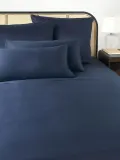 Westwing Collection Простыня Comfort из хлопкового сатина, темно-синяя — фото 4