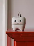 Konges Sløjd Шкатулка детская Tooth в виде единорога для мелочей и первых сокровищ, 6х9х6 см, молочно-белая с розовым — фото 6