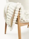 Westwing Collection Плед из искусственного меха Lovey, 150х200 см, Кремово-белый — фото 5
