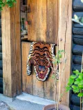 Bongusta Коврик Tiger из шерсти ручной работы с тигром, 50 х 85 см, чёрный с коричневым — фото 4