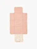 Cam Cam Copenhagen Коврик для пеленания дорожный складной Bows из хлопка с карманом, 44х70 см, светло-бежевый — фото 2
