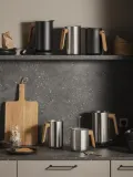 Eva Solo Чайник электрический Nordic Kitchen с дубовой ручкой, 1,5 л, сталь с порошковой окраской, чёрный — фото 3