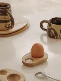 Ferm Living Набор рюмок для яиц Cairn из дубового дерева, 2 шт — фото 4