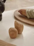 Набор солонки и перечницы Ferm Living Cairn из дуба, 2 предмета — фото 2