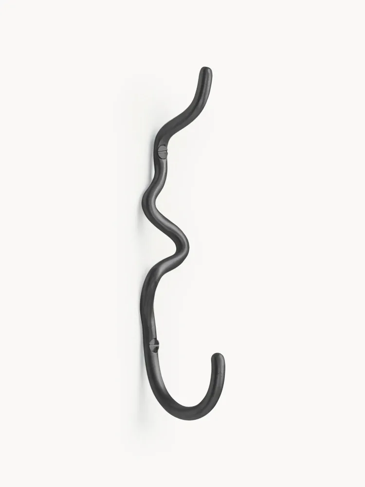 Ferm Living Крючок настенный Curvature узкий из латуни ручной работы, 3х20 см, чёрный матовый