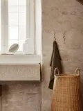 Ferm Living Крючок настенный Curvature узкий из латуни ручной работы, 3х20 см, матовый латунный — фото 3