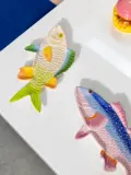 &klevering Блюдо для подачи Fish с ручной росписью, в форме рыбы, розово-синее — фото 3