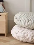 Kids Concept Подушка декоративная напольная Kid's Base круглая из хлопка с ручкой, диаметр 60 см, молочно-белая — фото 3