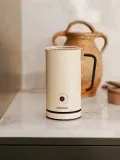 Sjöstrand Coffee Вспениватель молока Zeio на 300 мл из нержавеющей стали, капучинатор для горячей и холодной пены, бежевый — фото 4