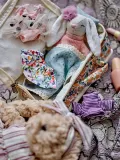 Мягкая игрушка Bloomingville Mini Milly, зайчик с сумочкой и одеждой, 6 предметов, 14 см, белый с розовым — фото 5