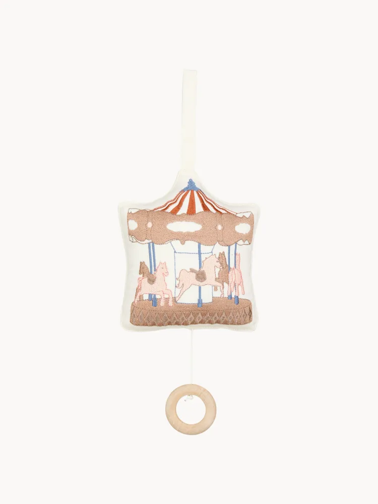 Cam Cam Copenhagen Мобиль музыкальный Carousel на кроватку и коляску из хлопка с вышивкой, 16 x 24 см, молочно-белый