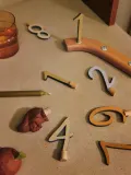 Ferm Living Kids Интерьерное украшение Loopi на день рождения с фигурками зверей и цифрами, дерево и алюминий, диаметр 30 см — фото 7