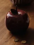 Ferm Living Kids Копилка детская Apple в виде яблока из глазурованной каменной керамики, 12 х 13 см, бордовая с коричневым — фото 3