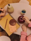 Ferm Living Kids Копилка детская Pear в виде груши из глазурованной каменной керамики, 12 х 19 см, серо-бежевая с коричневым — фото 3