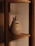 Ferm Living Kids Копилка детская Pear в виде груши из глазурованной каменной керамики, 12 х 19 см, серо-бежевая с коричневым — фото 4