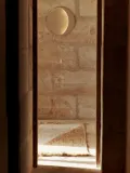 Ferm Living Kids Настенный светильник Neba светодиодный с диммером в форме полумесяца, металл, диаметр 46 см, бежевый — фото 4