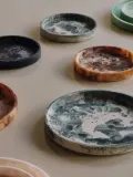 Ferm Living Поднос декоративный Mist из смолы, диаметр 20 см, Ø 20 см, Светлый серый — фото 3