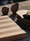 Разделочная доска Ferm Living Stribe из ореха и дуба, светлая — фото 3