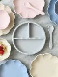 Jack o Juno Набор посуды для кормления Little Poppy из силикона, 4 предмета: тарелка 18 см, миска, кружка 150 мл, ложка, светло-розовый — фото 3