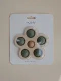 Mushie Игрушка-антистресс Sand сенсорная с силиконовыми пузырьками, диаметр 11 см, светло-бежевая с шалфейным — фото 2
