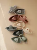 Набор игрушек для ванной Mushie лодочки складывающиеся в стопку, 5 предметов, 12x6x6 см, в оттенках синего и зелёного — фото 4