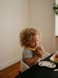 Mushie Поильник детский Pati с мягкой трубочкой и съёмной крышкой из пищевого силикона, 230 мл, высота 12 см, нугатовый — фото 2