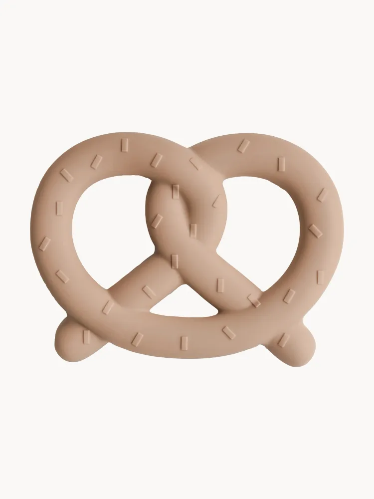 Mushie Прорезыватель для зубов Pretzel в форме кренделя из пищевого силикона, 10 х 8 х 2 см, светло-коричневый