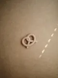 Mushie Прорезыватель для зубов Pretzel в форме кренделя из пищевого силикона, 10 х 8 х 2 см, светло-коричневый — фото 3