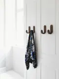Normann Copenhagen Вешалка настенная Curve из шпона ореха с одним крючком, Ш 10 × В 18 см, Тёмное дерево — фото 3
