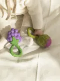 Oli & Carol Прорезыватель для зубов Grape в форме винограда из натурального каучука, 12 х 22 см, лавандово-зелёный — фото 5