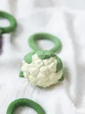 Oli & Carol Прорезыватель для зубов Cauliflower в форме цветной капусты из натурального каучука, 12 х 22 см, бело-зелёный — фото 4