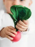 Oli & Carol Прорезыватель Ramona the Radish из натурального каучука, ручная работа, розово-зелёный, 12 x 16 см — фото 6