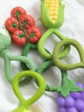 Oli & Carol Прорезыватель для зубов Corn в форме кукурузного початка из натурального каучука, 12 х 22 см, жёлто-зелёный — фото 2
