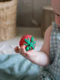 Oli & Carol Прорезыватель Sweetie the Strawberry из натурального каучука, ручная работа, красный, 22 x 13 см — фото 4