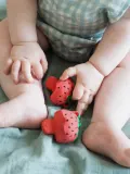 Oli & Carol Прорезыватель Sweetie the Strawberry из натурального каучука, ручная работа, красный, 22 x 13 см — фото 5