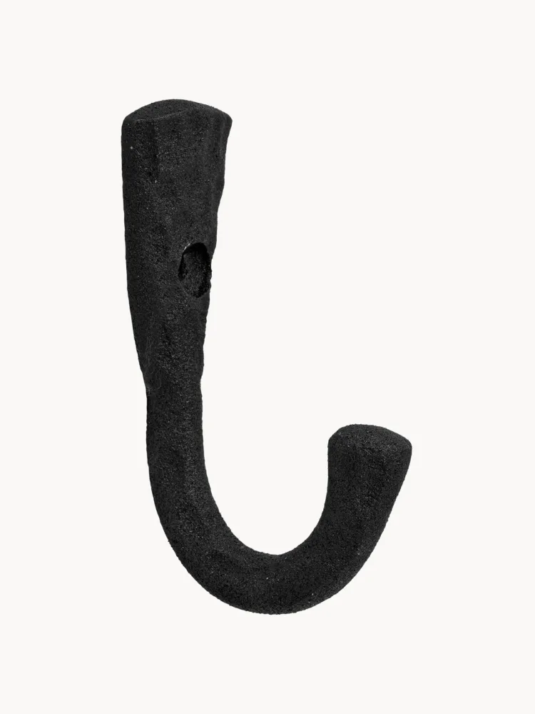 Broste Copenhagen Крючок настенный для одежды Tess из алюминия с молотковой фактурой, 2х8 см, чёрный