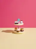 Kids Concept Набор игрушек Cordelia двухъярусная подставка для сладостей с пирожными из дерева и МДФ, высота 20 см, диаметр 15 см, разноцветный — фото 5