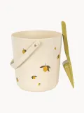 Konges Sløjd Набор игрушек для песочницы Lemon ведёрко и лопатка из пластика PCTG, 2 предмета, ведёрко диаметр 12 см и высота 14 см — фото 1