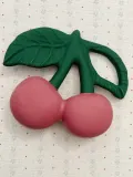 Konges Sløjd Прорезыватель для зубов Cherry в форме пары вишен из натурального каучука, 11 х 9 х 5 см, красный с тёмно-зелёным — фото 3