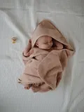 Mushie Полотенце для ванной детское с капюшоном Fluffy махровое из хлопка, 72х76 см, светло-розовое — фото 6