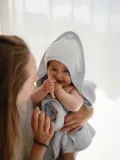 Mushie Полотенце для ванной детское с капюшоном Fluffy махровое из хлопка, 72х76 см, светло-голубое — фото 5