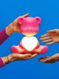 Qeeboo Светильник настольный детский Teddy Love в форме мишки с сердцем, аккумуляторный, с диммером, 23х22х13 см, розовый — фото 4