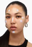MAYBELLINE NEW YORK Instant Anti Age Eraser - Корректор в жидкой текстуре с аппликатором в виде губки оттенок Purple, 6 ml — фото 4