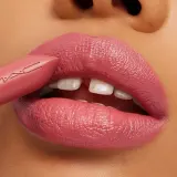 MAC Cosmetics MACximal Sleek Satin Lipstick - Кремовая помада увлажняющая оттенок Brave, 3 g — фото 5