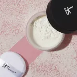 IT Cosmetics Bye Bye Pores Poreless Finish Loose Setting Powder - Рассветная пудра для бархатного вида кожи оттенок Translucent, 6 g — фото 2