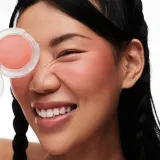 MAC Cosmetics Glow Play Blush - Розовый хайлатер для скул оттенок Cheer Up, 7 g — фото 3