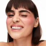 MAC Cosmetics Glow Play Blush - Розовый хайлатер для скул оттенок Plush Pepper, 7 g — фото 3