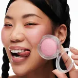 MAC Cosmetics Glow Play Blush - Розовый хайлатер для скул оттенок Totally Synced, 7 g — фото 3