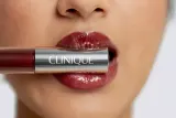 Clinique Pop Plush Creamy Lip Gloss - Увлажняющий блеск для губ, 3 мл, оттенок Black Honey — фото 3